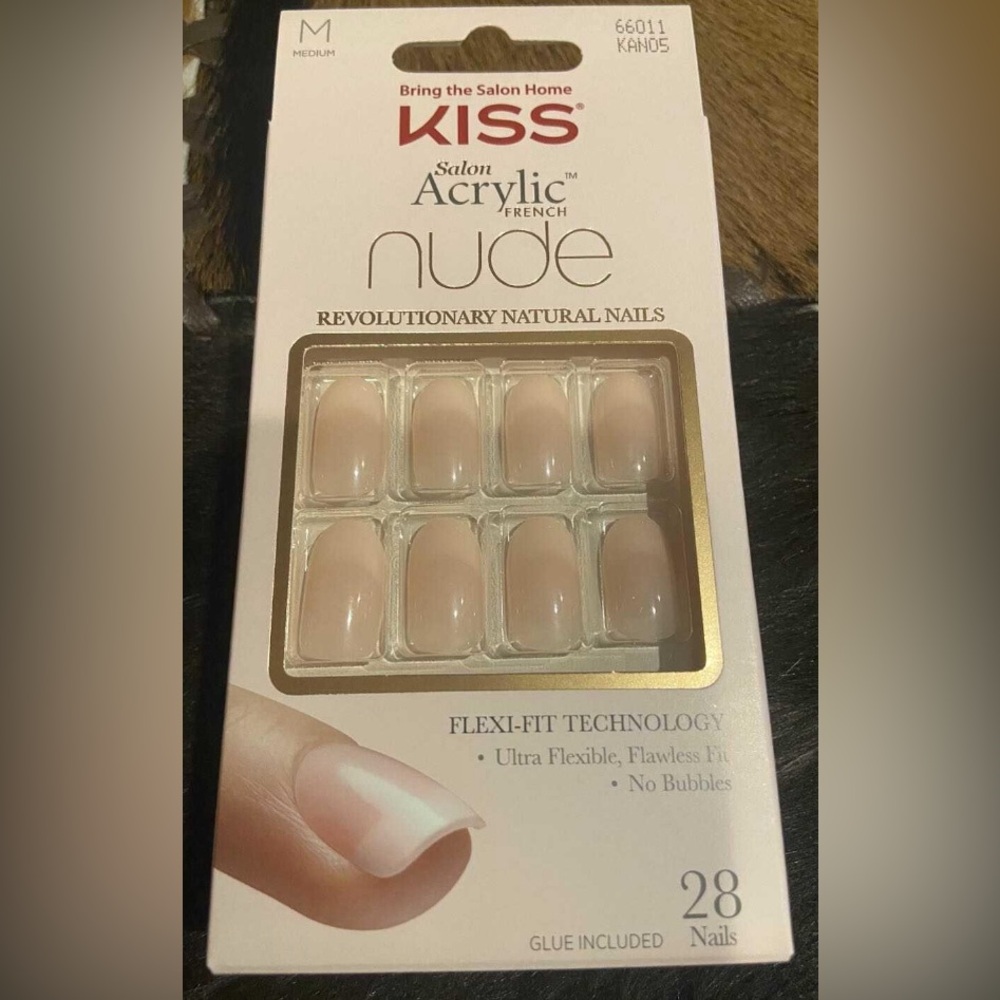 Kiss Nude faux nails 💅